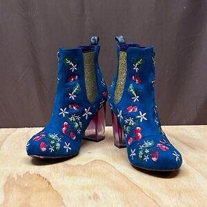 Blue velvet ankle boots with cherry and flower embroidery